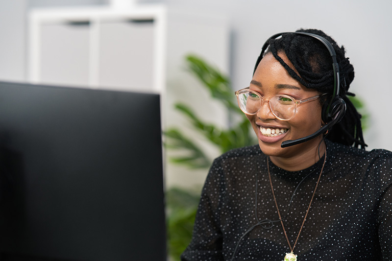 woman in a contact sales with a computer